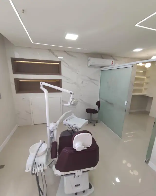 Consultório com cadeira odontológica na clínica reformada pela Bedrock no Edifício Premier, em Ilhéus