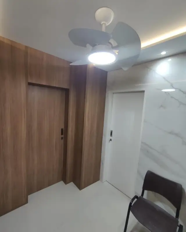 Painel de madeira com porta integrada na recepção da clínica