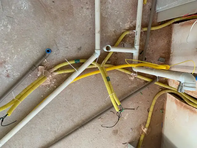 Tubulação hidráulica e elétrica no piso até os pontos dos equipamentos na obra da clínica odontológica em Ilhéus