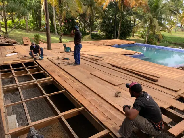 Equipe da Bedrock assentando tábuas largas no deck do Condomínio Txai, em Itacaré