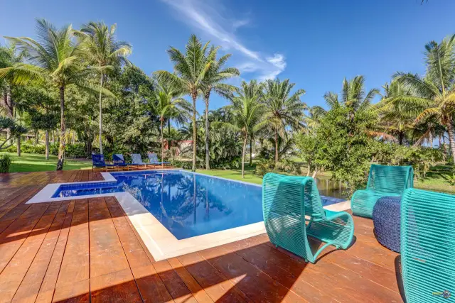 Tábuas do deck encontrando a borda da piscina no Condomínio Txai