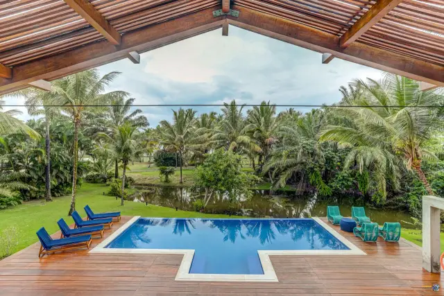 Deck de madeira entregue em volta da piscina no Condomínio Txai, em Itacaré