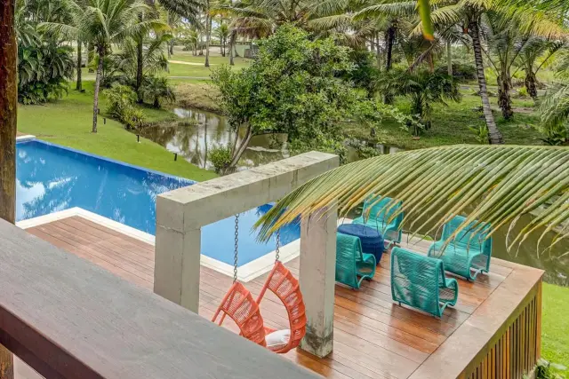 Deck entregue com o pórtico dos balanços, no Condomínio Txai, em Itacaré