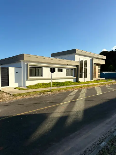 Vista frontal da Residência Alphapark, casa térrea em Ilhéus