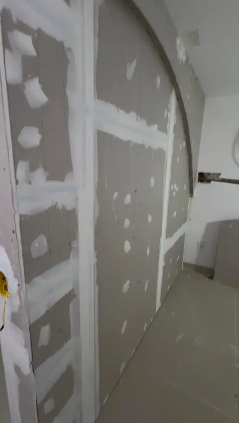 Placas de drywall com fita e massa nas juntas no escritório em Ilhéus