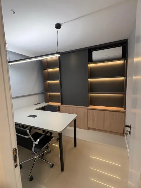 Sala de reunião com estante iluminada e pendente linear no Edifício Premier
