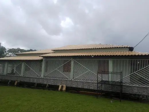 Casa de sítio com telhado novo, vista do gramado, em Itajuípe