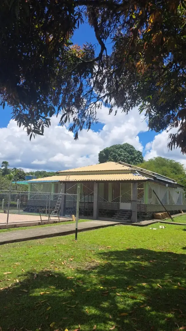Casa com cobertura nova vista a partir da área da piscina