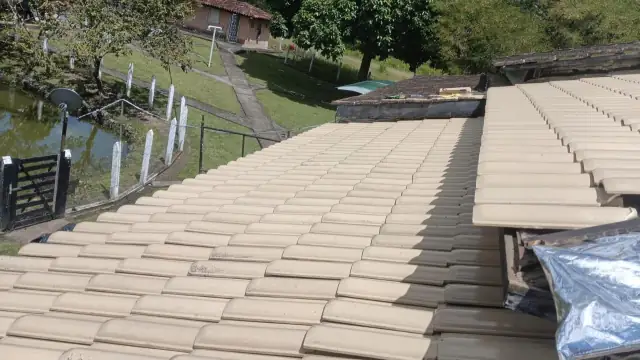 Cobertura nova vista de cima, com o gramado do sítio ao fundo