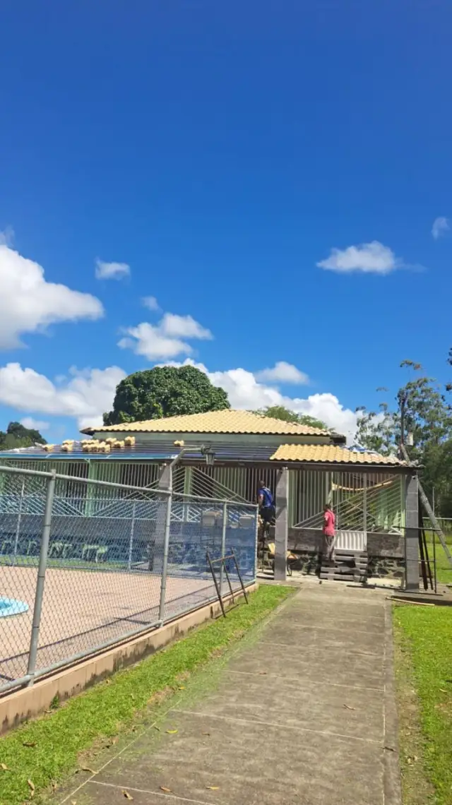 Caminho até a casa, com a piscina e o telhado renovado ao fundo, em Itajuípe