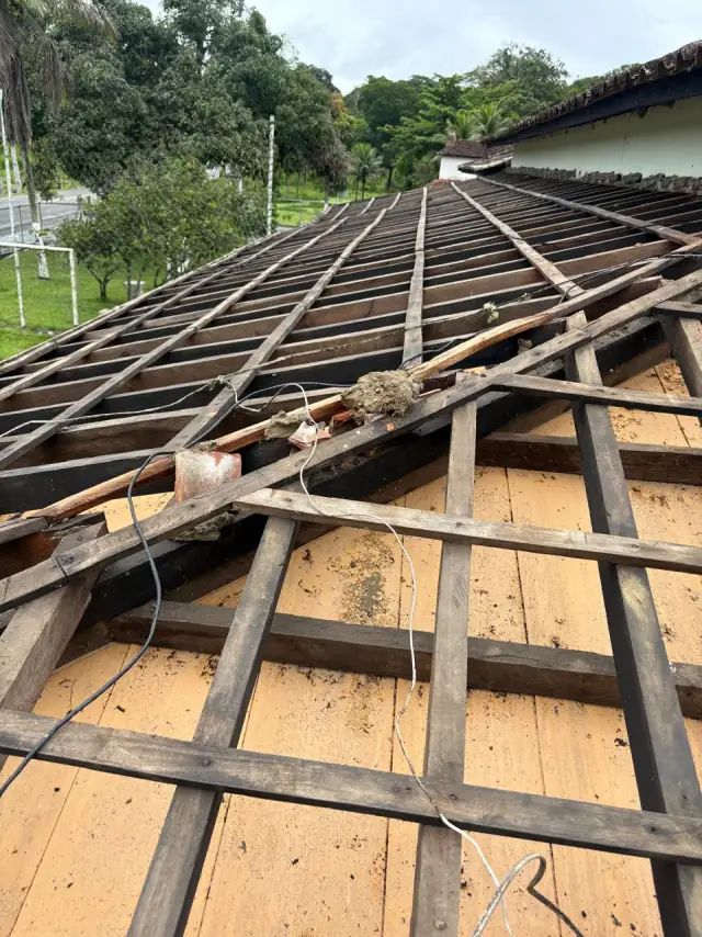 Telhado aberto até o ripamento durante a reforma em Itajuípe